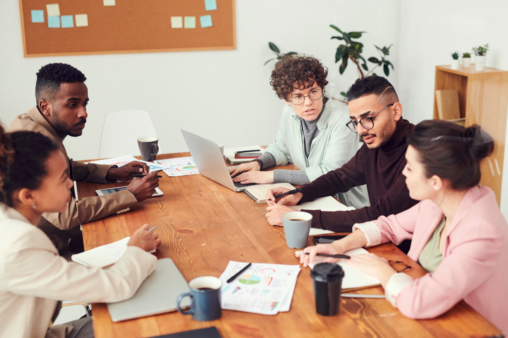 Grupo de personas en una oficina